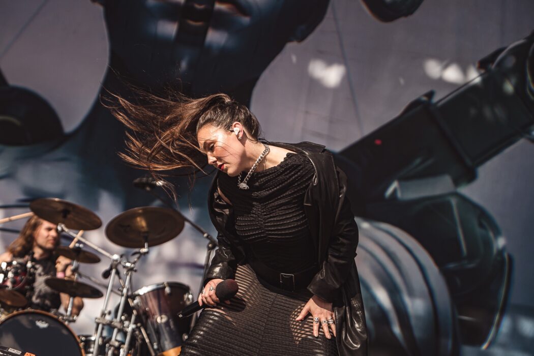 Bangers Open Air 2026 – Amaranthe vence o calor de rachar e entrega um show com muita harmonia