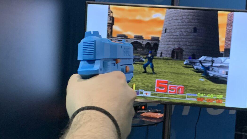 gamescom latam 2026 – Time Crisis enfim ficou mais simples de se jogar, com o novo dispositivo da G‘AIM’E