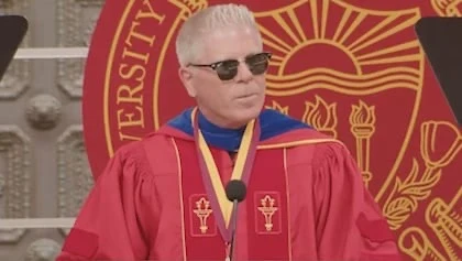 Dexter Holland, do The Offspring, dá discurso de formatura na USC Dornsife e conta como concilia ciência e rock