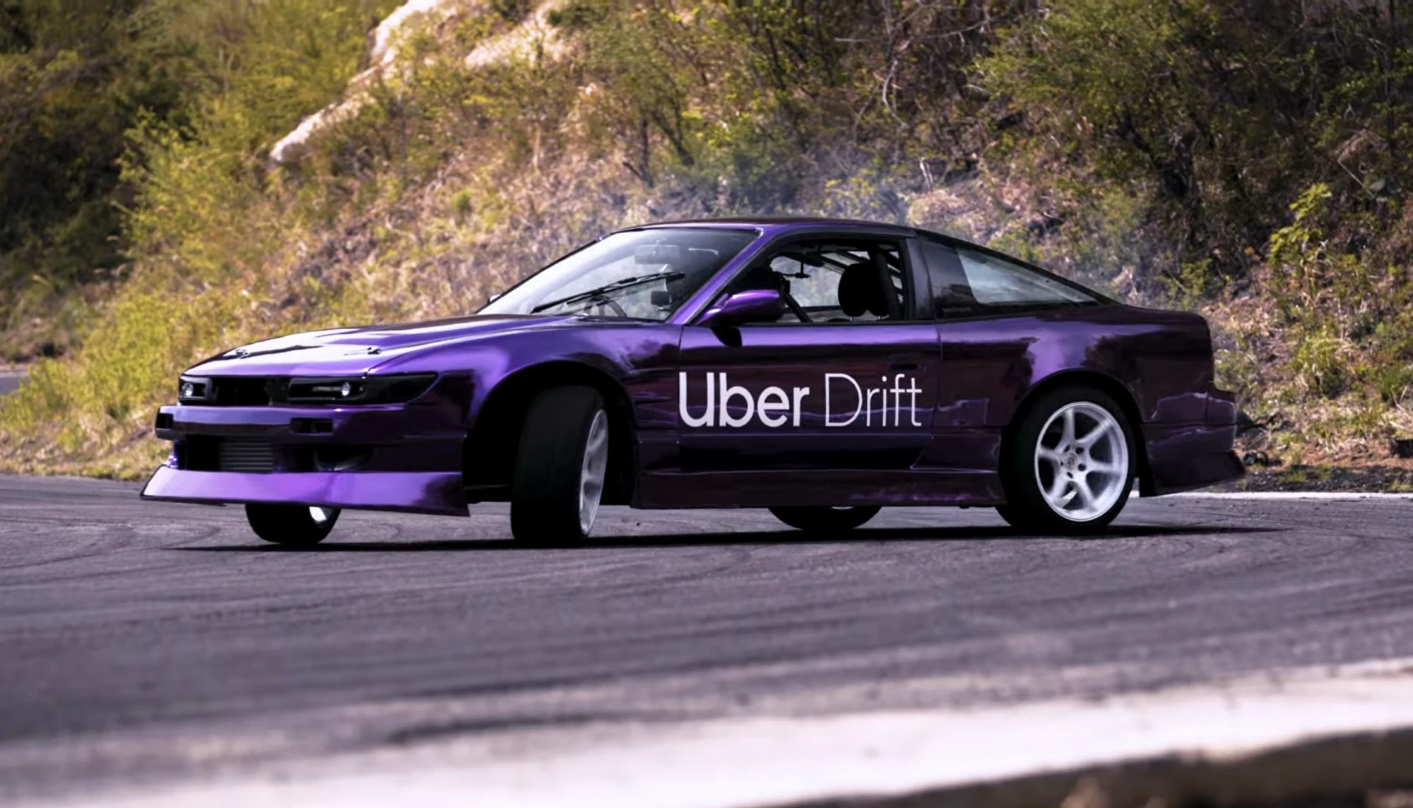 A Uber quer levar alguns passageiros para dar um rolê de drift de verdade em Tóquio, a bordo de um Nissan Silvia S15 e 180X