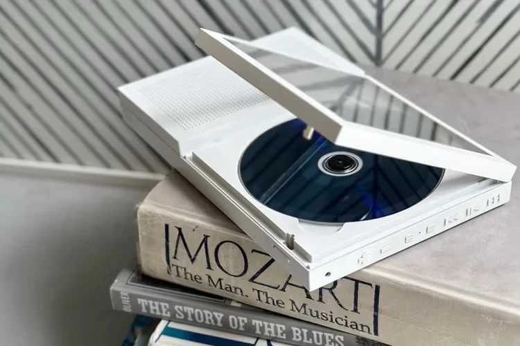 KM5 CP2: o player de CD portátil que parece um PS2 Slim e mostra a arte do disco enquanto toca