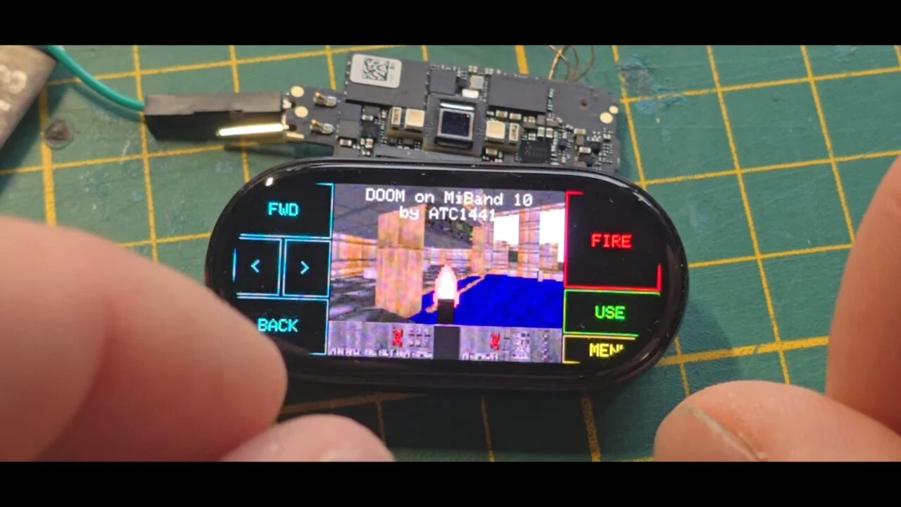 E a nova plataforma a rodar Doom é... um smartwatch MiBand 10!