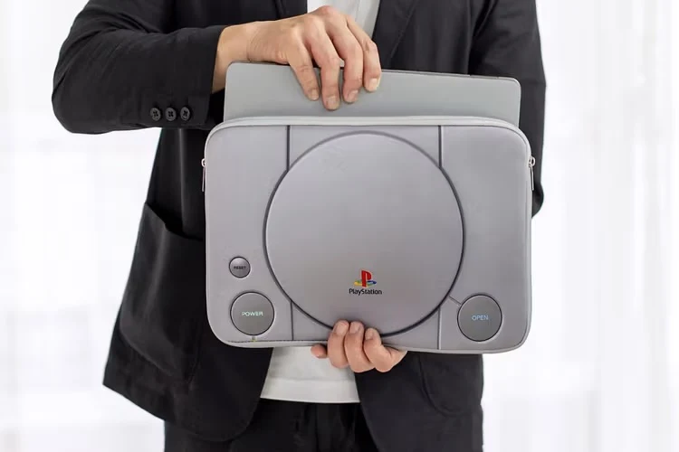 Novo case para notebooks ou tablets com cara de PlayStation 1 chega no Japão em julho