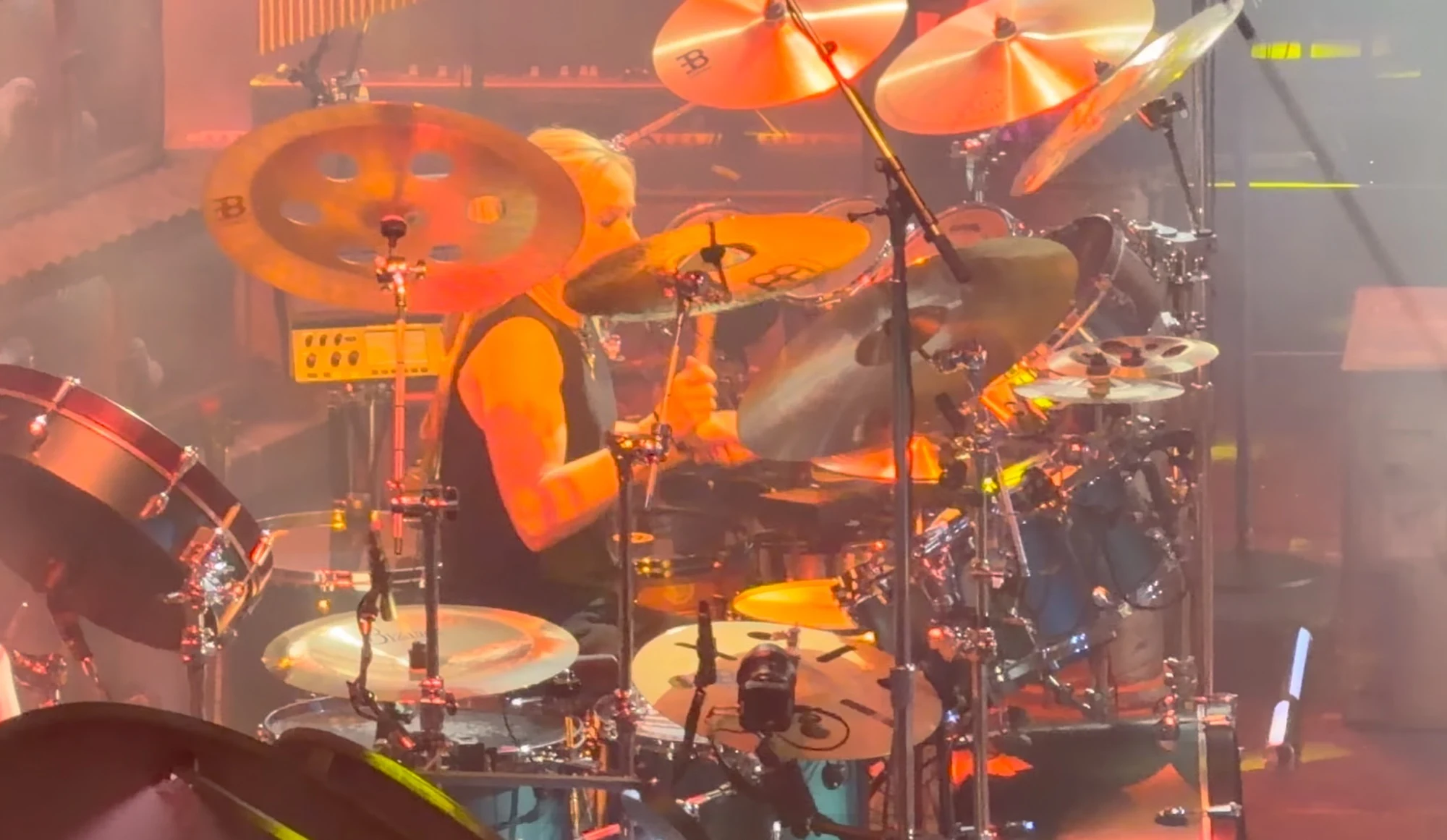 Anika Nilles estreia como baterista do Rush na turnê Fifty Something e recebe elogios da crítica e dos fãs