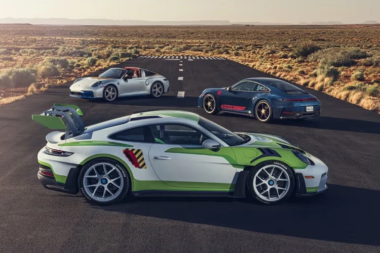 Porsche cria 911 GT3 RS do Buzz Lightyear para estreia de Toy Story 5 e leva os carros a leilão beneficente
