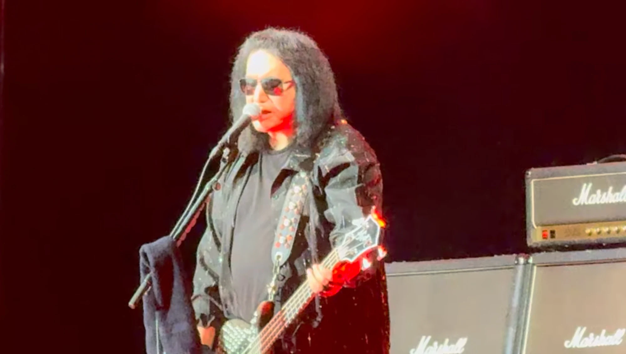 Gene Simmons toca clássicos do KISS com banda solo na Califórnia e vídeo completo já está no YouTube