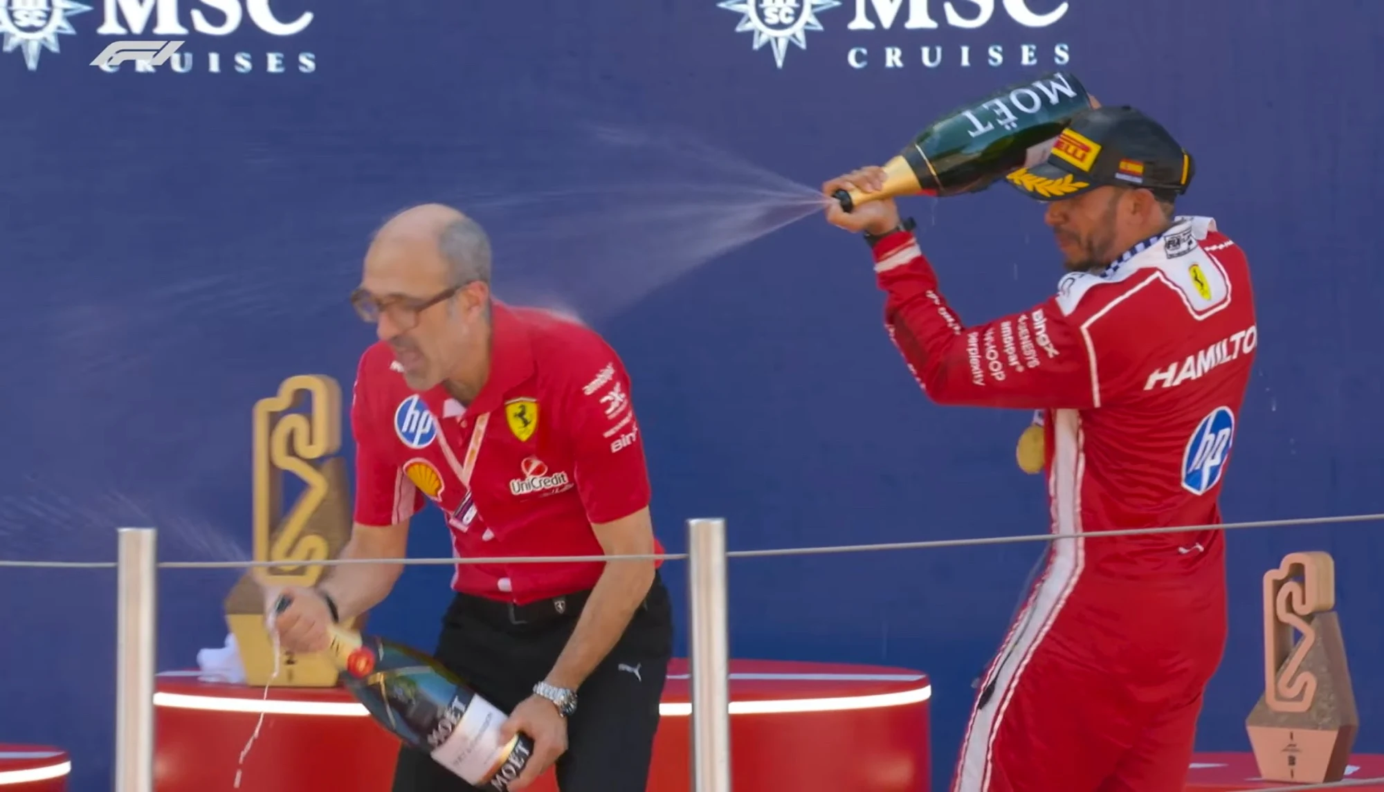 Após vitória de Hamilton, debate sobre disputa de título contra a Mercedes renasce; mas chefe da Ferrari pede calma.