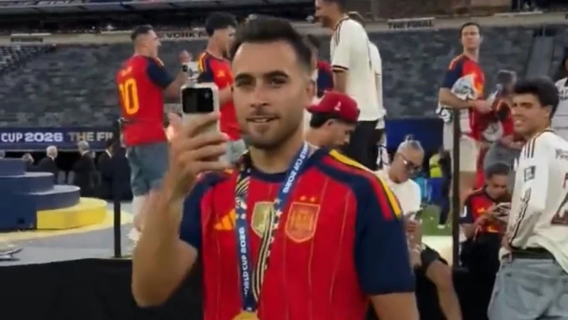 Depois de ganhar a Copa do Mundo, zagueiro espanhol filma a festa com celular protótipo da Honor