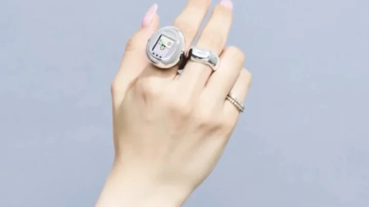 O Tamagotchi Ring é uma opção para você, literalmente, carregar seu Tamagotchi para qualquer lugar