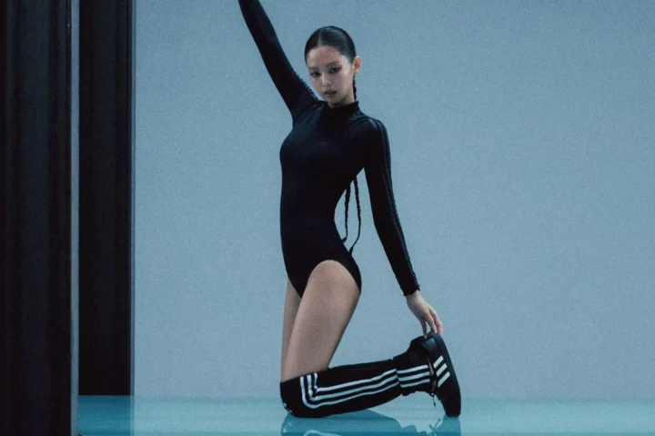 Adidas lança uma coleção especial de roupas e tênis feitos em parceria com a JENNIE, do BLACKPINK