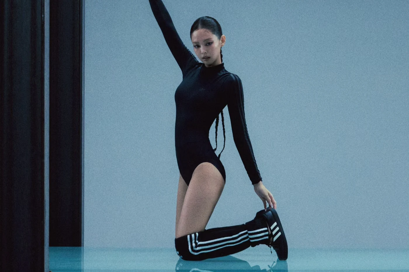 Adidas lança uma coleção especial de roupas e tênis feitos em parceria com a JENNIE, do BLACKPINK