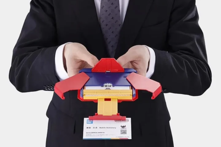 A Bandai quer deixar o mundo corporativo mais legal com um porta-cartão que entrega cartões em estilo mecha