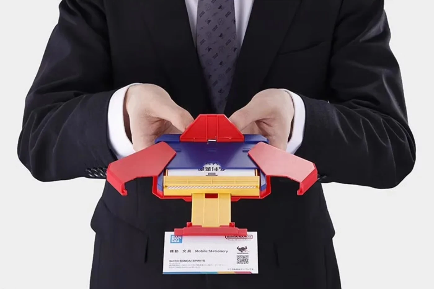 A Bandai quer deixar o mundo corporativo mais legal com um porta-cartão que entrega cartões em estilo mecha
