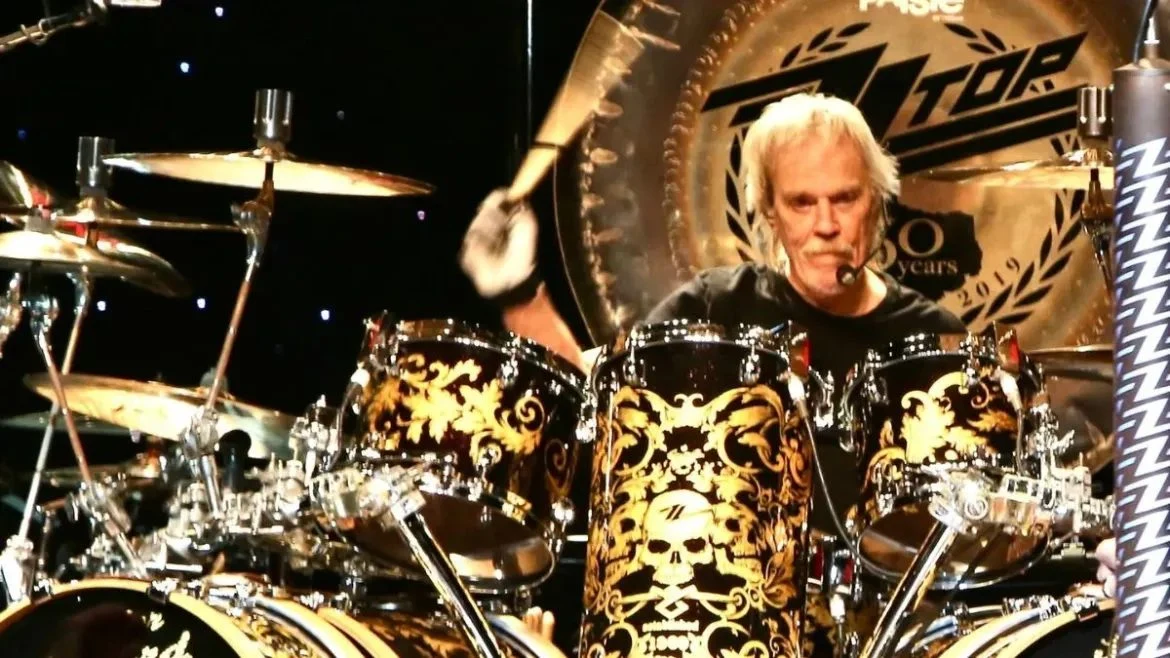 O ZZ Top vai continuar com a sua turnê atual após o falecimento de Frank Beard, “como ele desejava”