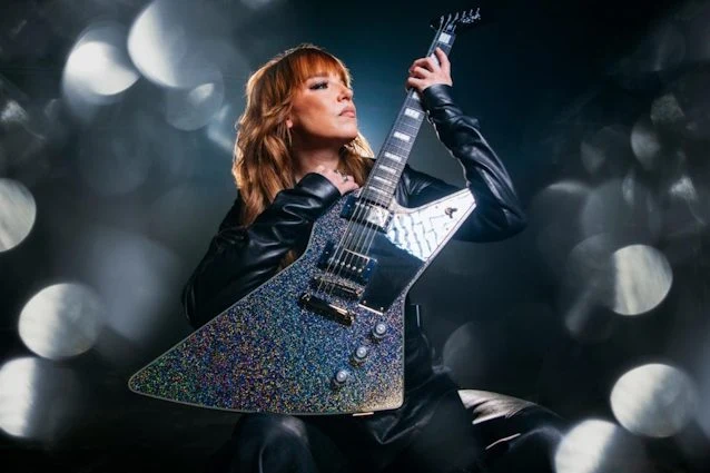 Epiphone e Lzzy Hale lançam nova Explorer Custom em acabamento Black Diamond Holographic Sparkle