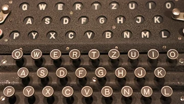 GPT-6 Astra decifra mensagem nazista de 1941 escrita em uma máquina Enigma que ficou intacta por 85 anos