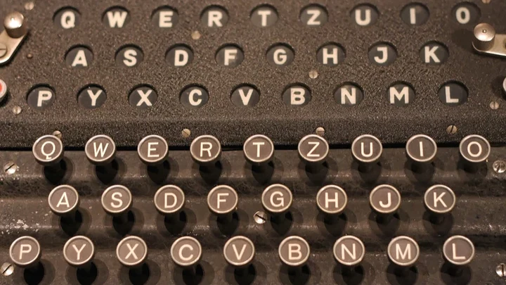 GPT-6 Astra decifra mensagem nazista de 1941 escrita em uma máquina Enigma que ficou intacta por 85 anos