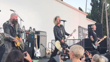 Billie Joe Armstrong, Travis Barker, Tim Armstrong e CJ Ramone tocam juntos em celebração ao legado dos Ramones
