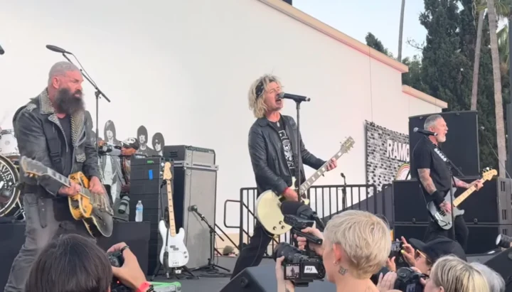 Billie Joe Armstrong, Travis Barker, Tim Armstrong e CJ Ramone tocam juntos em celebração ao legado dos Ramones