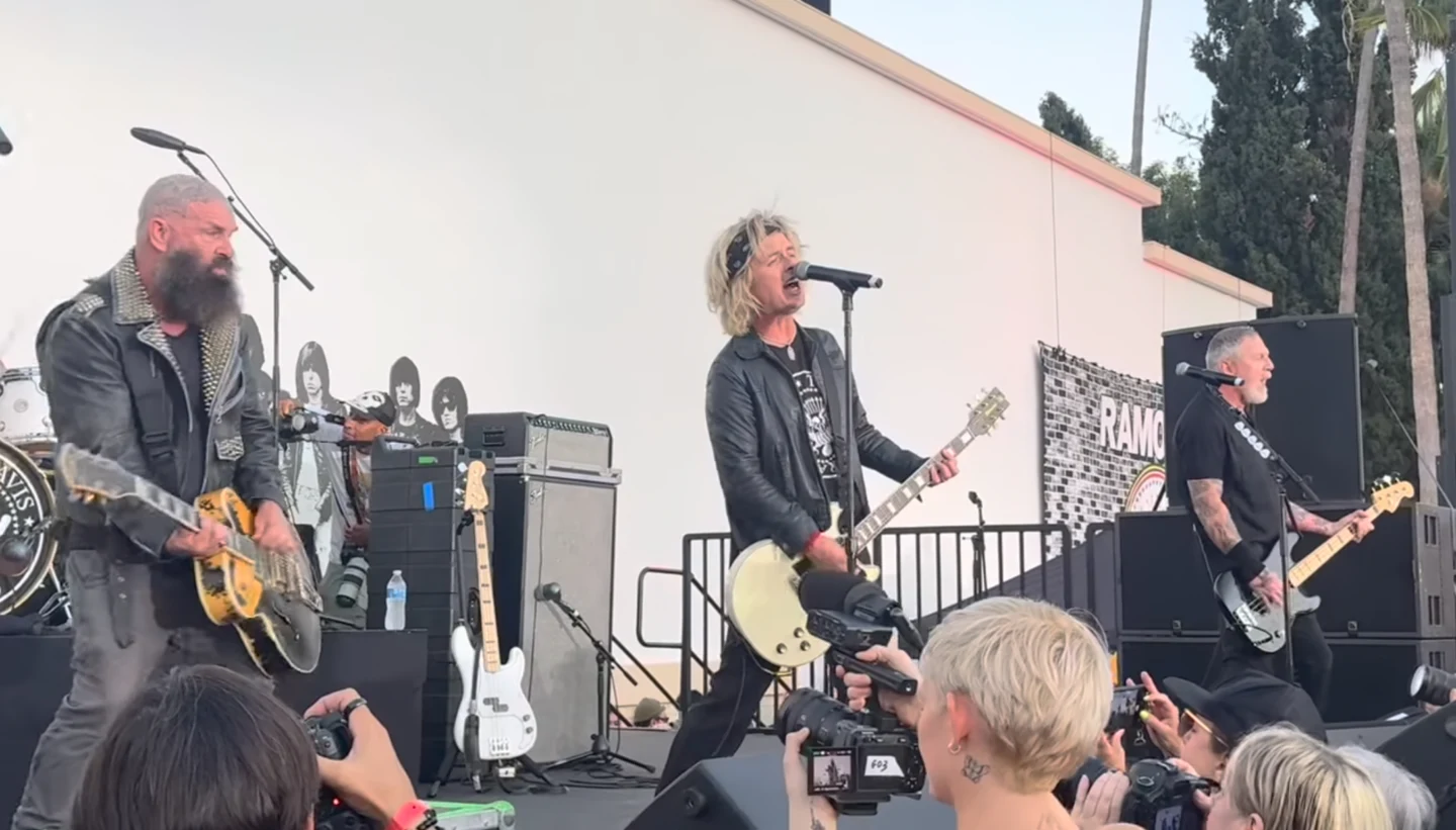 Billie Joe Armstrong, Travis Barker, Tim Armstrong e CJ Ramone tocam juntos em celebração ao legado dos Ramones