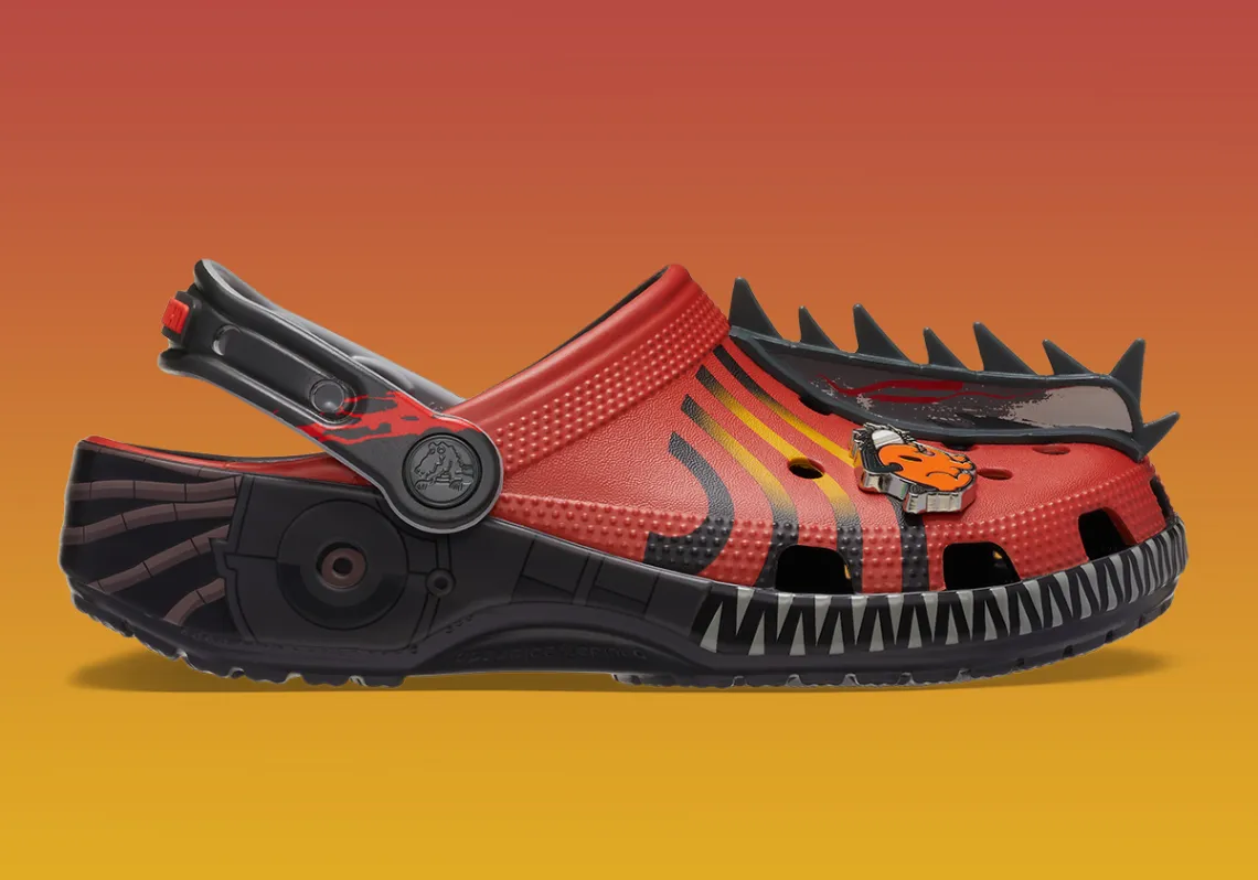 Crocs e Chainsaw Man lançam coleção com quatro modelos, um deles com motosserra de verdade no cabedal