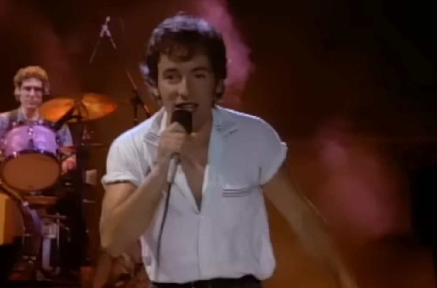 Fita perdida do vídeo rejeitado de "Dancing in the Dark" de Bruce Springsteen vai a leilão para ajudar projetos de música nas escolas