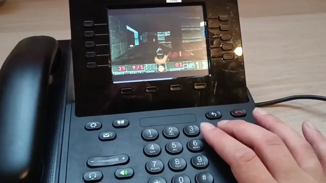 E a nova plataforma a ganhar um port de Doom é... um telefone de fio!