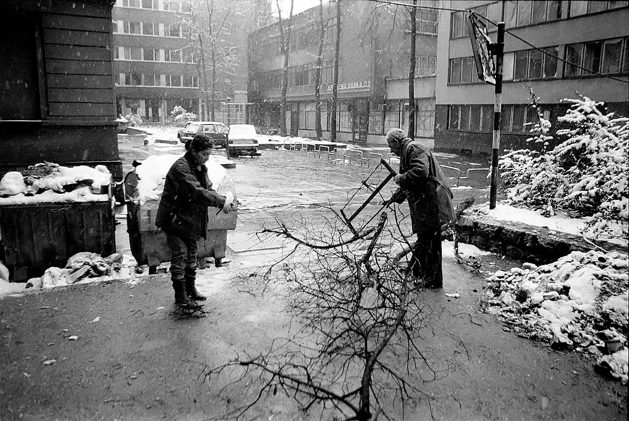 O Cerco de Sarajevo foi uma das inspirações de This War of Mine, game que traz a dor da sobrevivência na guerra (imagem 7)