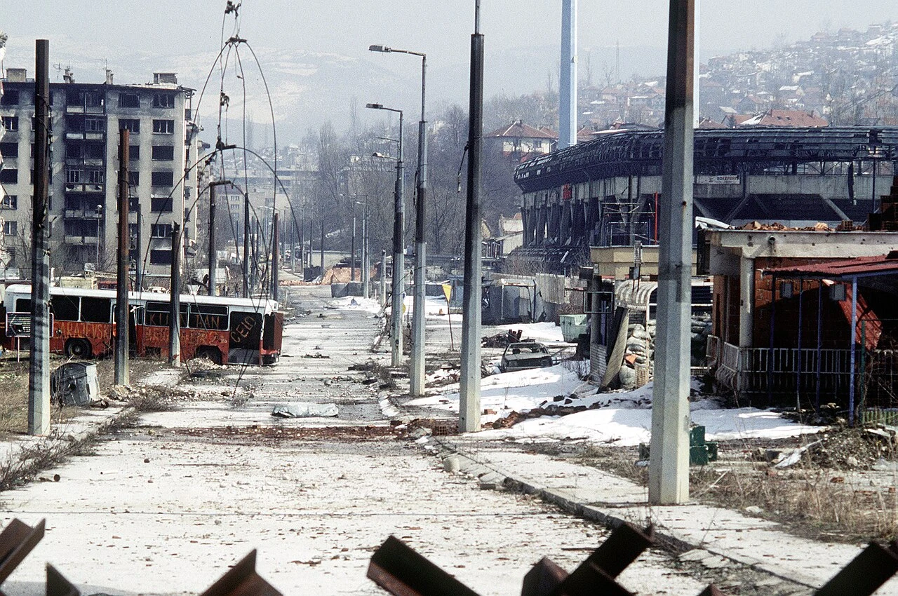 O Cerco de Sarajevo foi uma das inspirações de This War of Mine, game que traz a dor da sobrevivência na guerra (imagem 9)