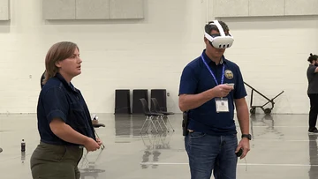 Policiais de Ohio treinam chamados reais, como questões de trânsito ou brigas, com headset de realidade virtual