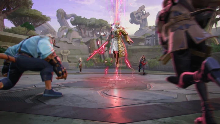 Herói de manto branco e dourado com uma lâmina de energia vermelha no centro da arena de Project ZETA, com outros personagens avançando ao redor