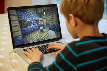Tribuna Arkade: garoto de 9 anos gasta US$ 118 mil no cartão corporativo do pai para promover vídeos de Minecraft