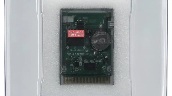 Cartucho de desenvolvimento de Pokémon Red Version está em leilão e já passou os US$ 40 mil em lances