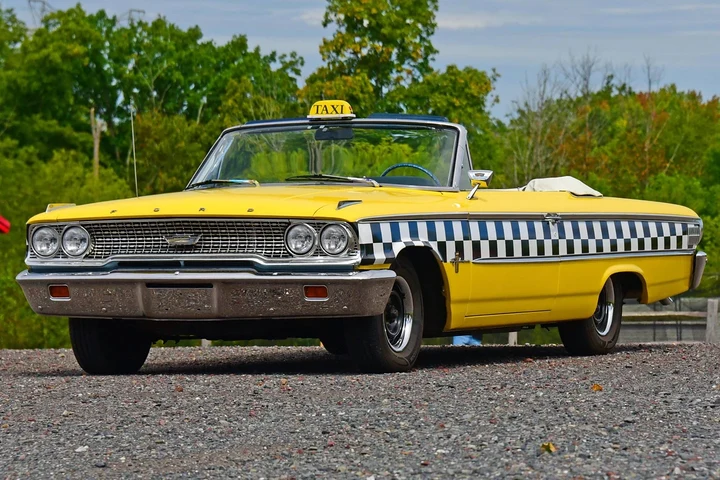 Ford Galaxie 1963 inspirado em Crazy Taxi, do YouTuber Mr. Regular, vai a leilão sem preço mínimo e termina nesta sexta