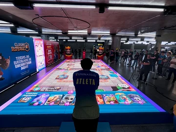 Estação Sé do Metrô de São Paulo vira arena de Clash Royals, em pleno cruzamento das linhas azul e vermelha