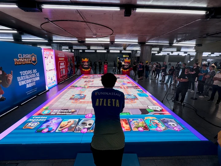 Estação Sé do Metrô de São Paulo vira arena de Clash Royals, em pleno cruzamento das linhas azul e vermelha