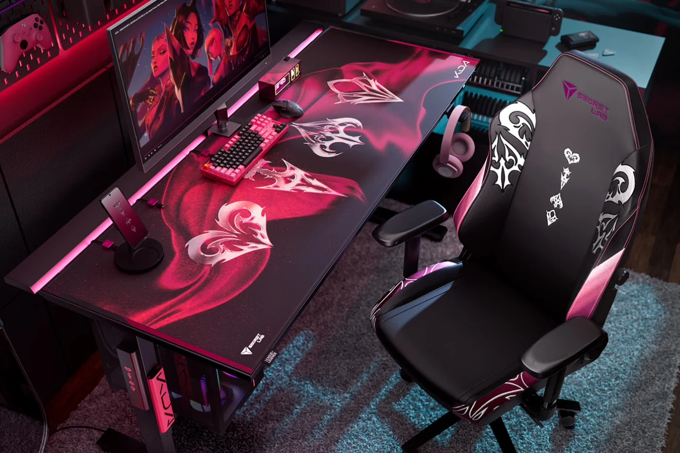 Secretlab lança coleção inspirada na banda K/DA de League of Legends com cadeira TITAN Evo e mesa MAGNUS Pro