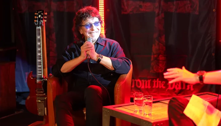 Tony Iommi, aos 78 anos, lançou o álbum solo "From The Dark" e diz que seguir criando é o que o mantém de pé