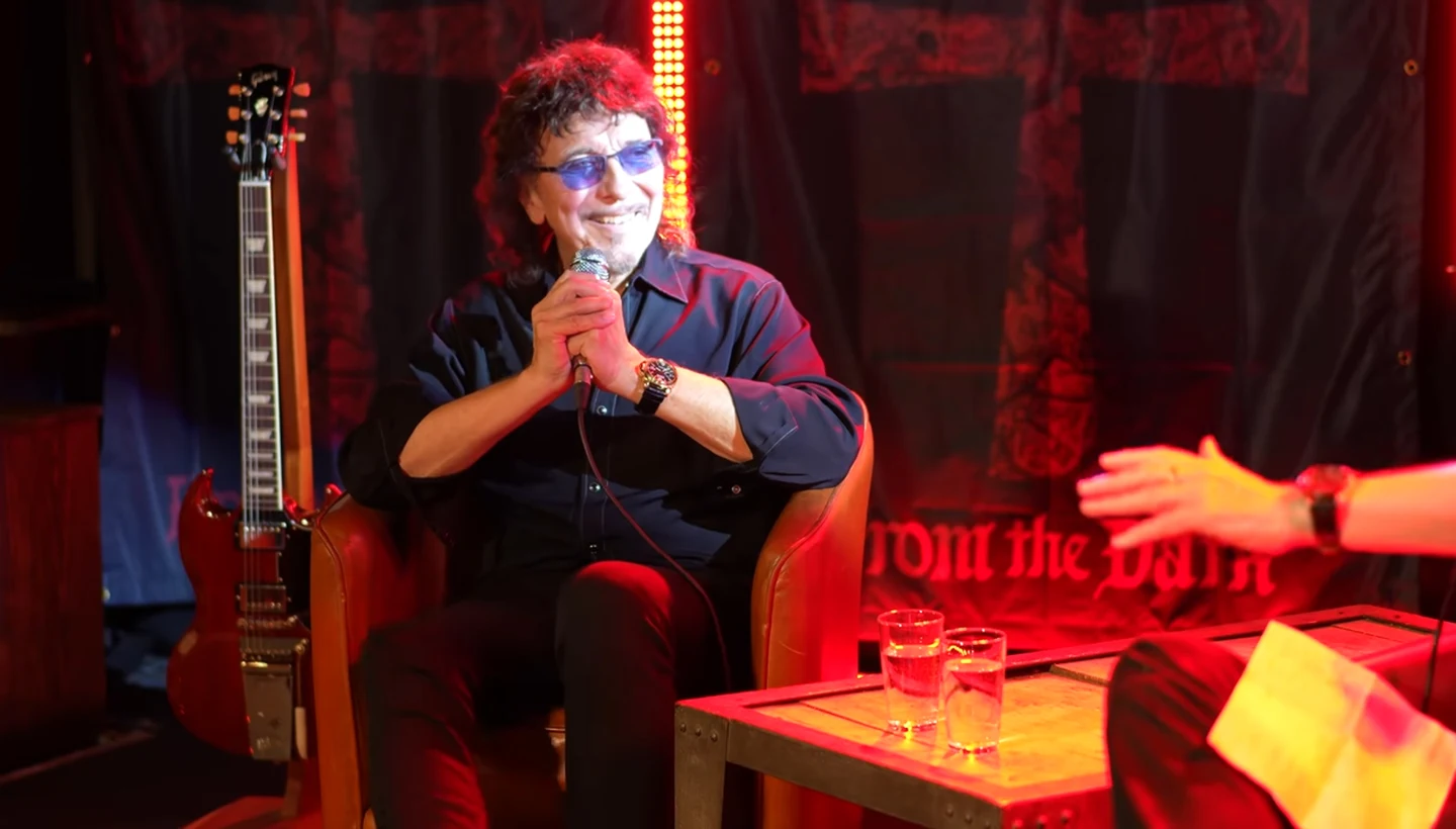 Tony Iommi, aos 78 anos, lançou o álbum solo "From The Dark" e diz que seguir criando é o que o mantém de pé