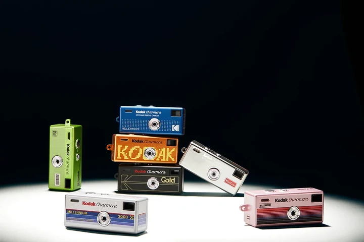 Kodak Charmera Millenium, “câmera-chaveiro” com visual das câmeras dos anos 2000, já está disponível no Brasil