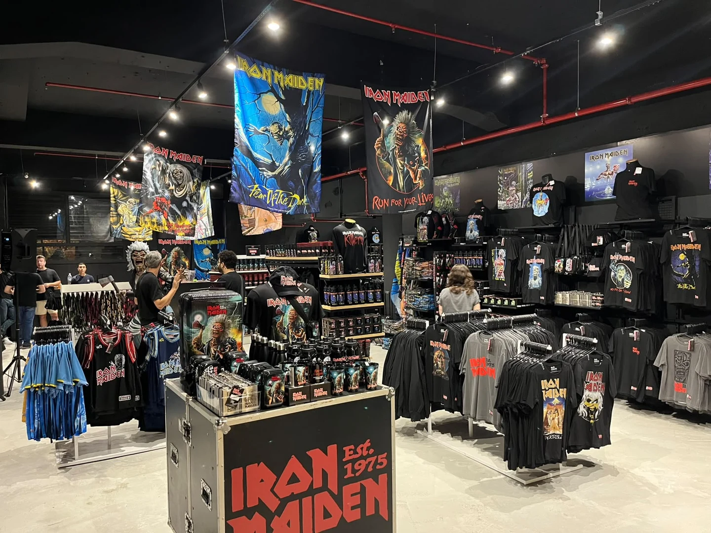 A loja oficial do Iron Maiden oferece programação gratuita neste fim de semana com um “esquenta” para o show da banda em SP