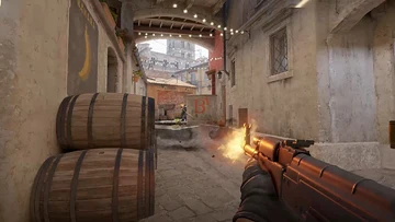 Jogador atira com uma AK-47 em um beco do mapa Inferno, em Counter-Strike 2