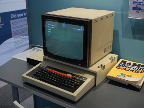 Doom roda, desta vez, em um BBC Micro de 1981, em wireframe e a cerca de 7 quadros por segundo (imagem 2)