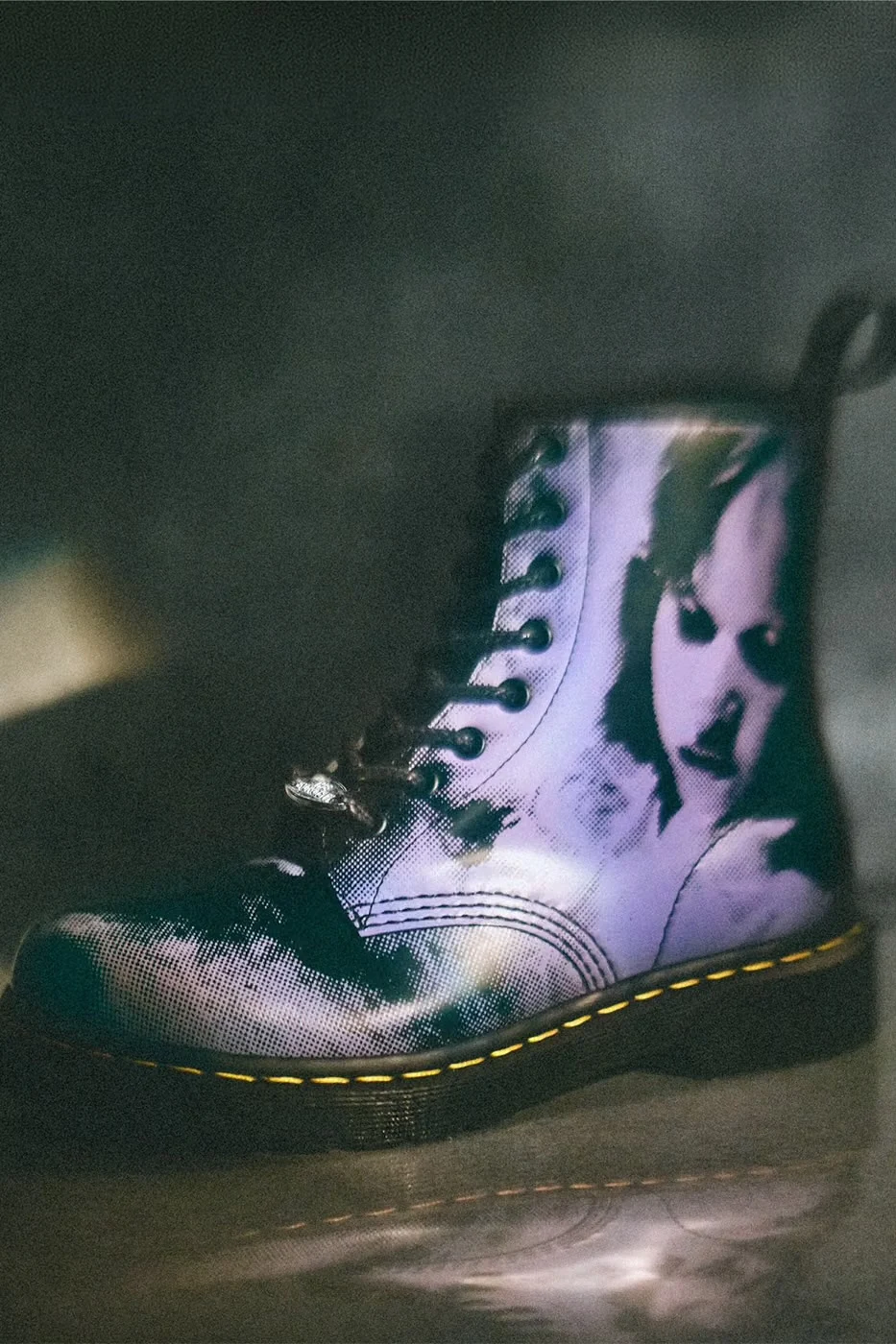 Dr. Martens lança coleção de O Exorcista com sapatos estampados com Regan e frases do filme (imagem 2)