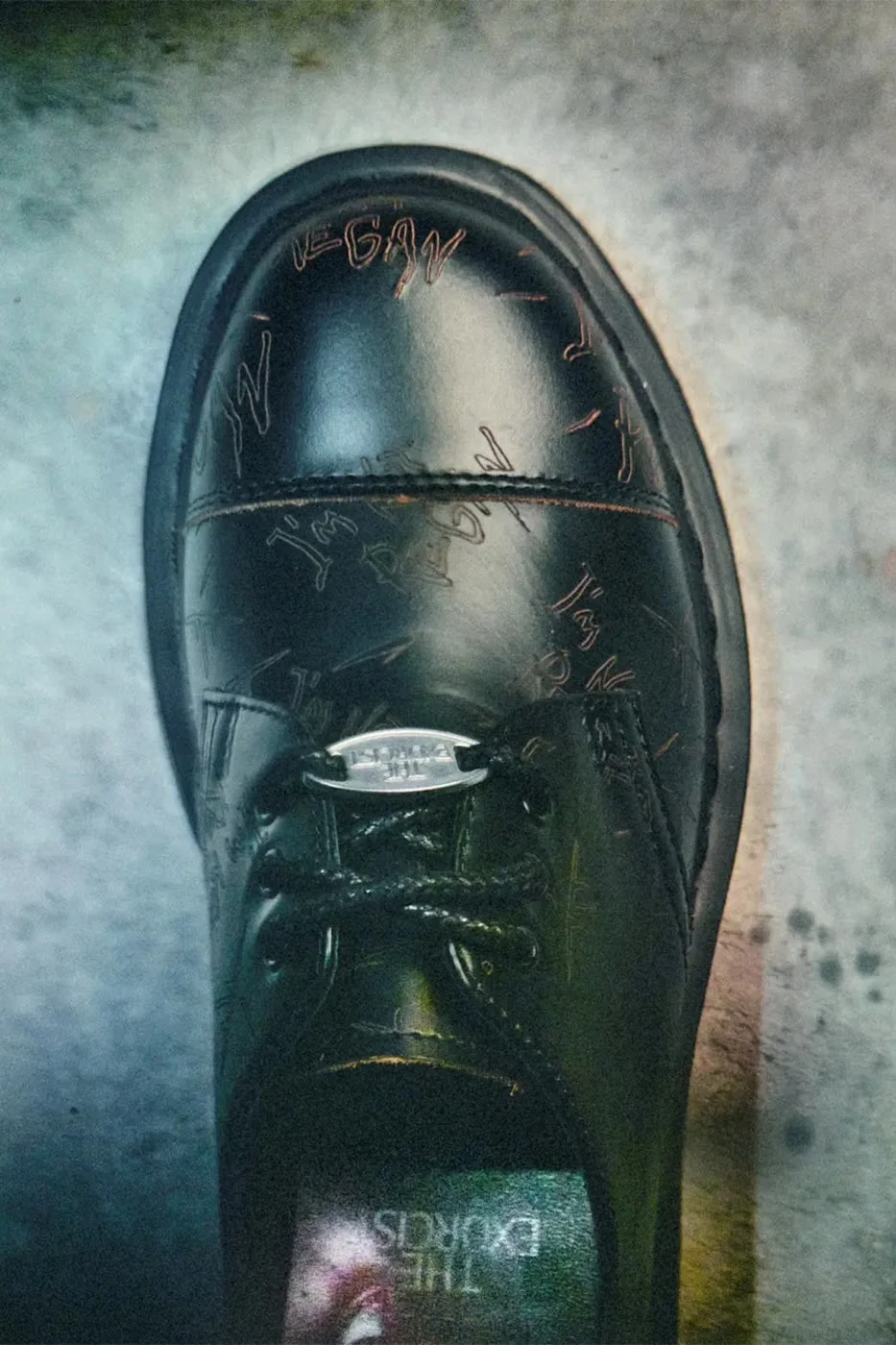 Dr. Martens lança coleção de O Exorcista com sapatos estampados com Regan e frases do filme (imagem 3)