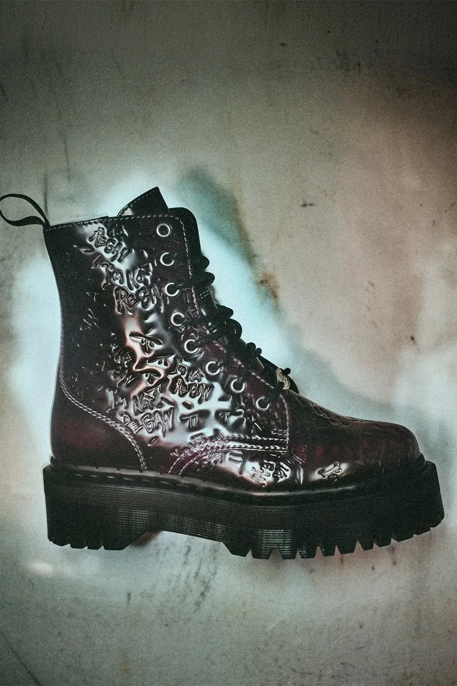 Dr. Martens lança coleção de O Exorcista com sapatos estampados com Regan e frases do filme (imagem 4)