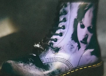 Dr. Martens lança coleção de O Exorcista com sapatos estampados com Regan e frases do filme