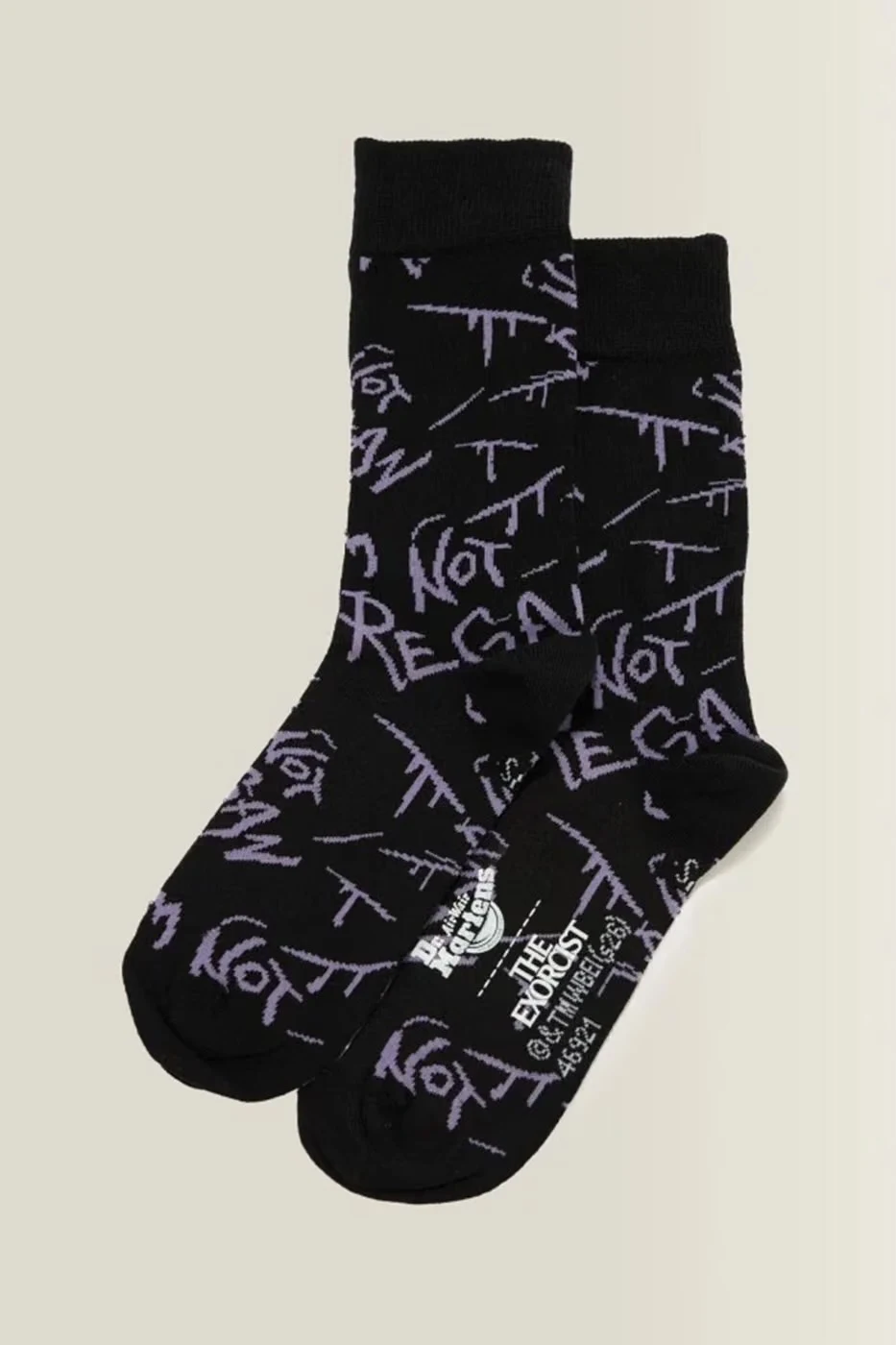 Dr. Martens lança coleção de O Exorcista com sapatos estampados com Regan e frases do filme (imagem 7)