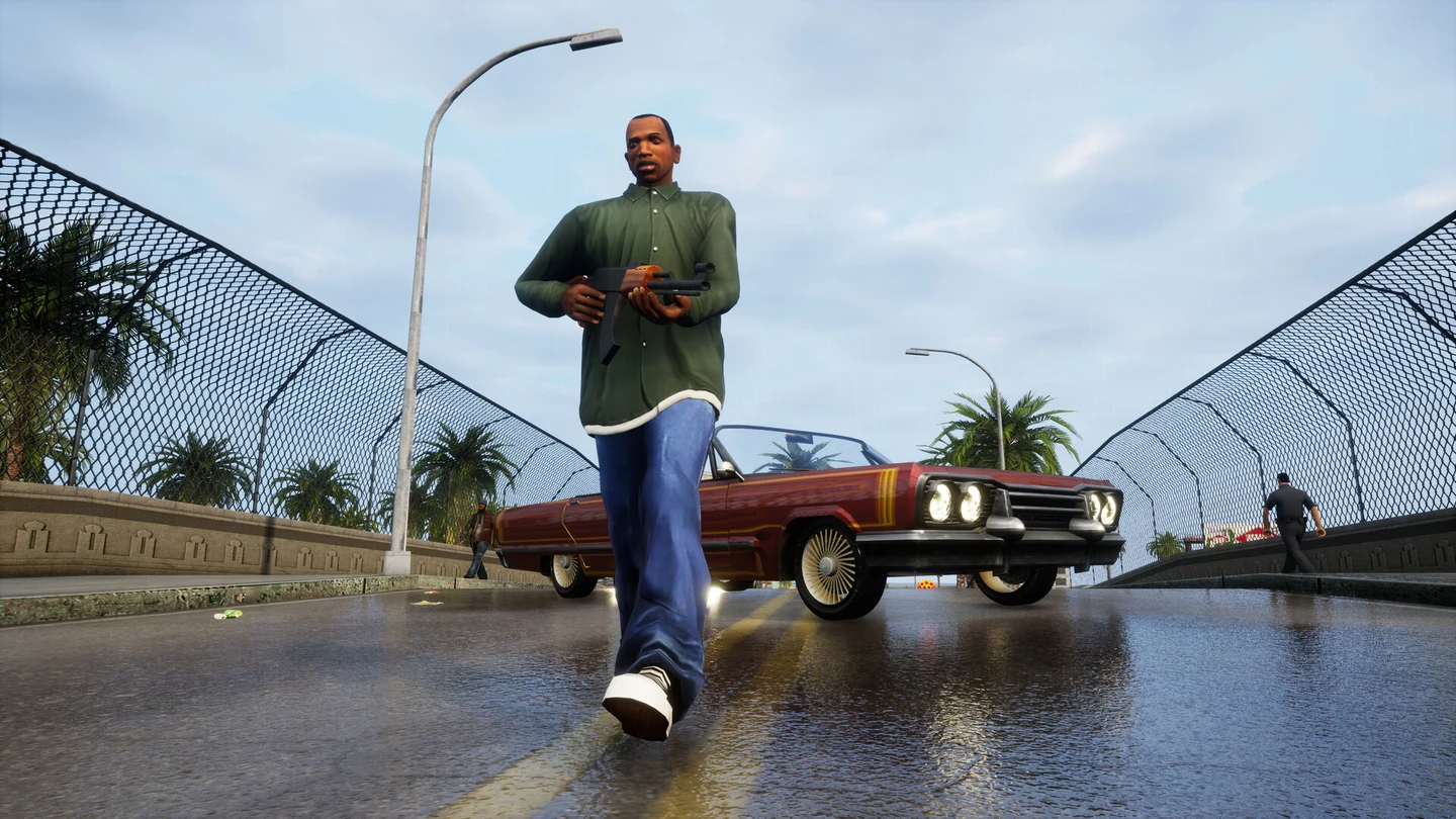 CJ caminha armado numa ponte molhada, com um lowrider vermelho logo atrás