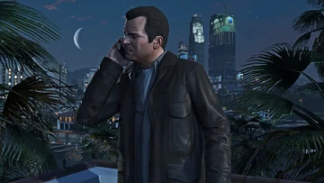 Michael fala ao celular à noite, com os prédios do centro de Los Santos ao fundo
